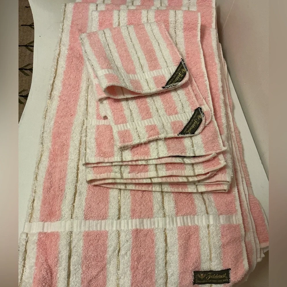 New Condition Vintage Set of 8 Fieldcrest Bath Towels